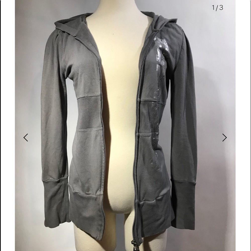 DKNY ACTIVE WEAR. Stylish grey/silver sweatshirt.